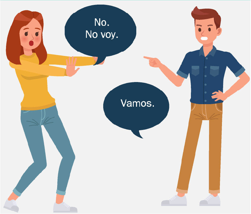 Una mujer confundida tiene ambos brazos extendidos frente a ella mientras está de pie frente a un hombre que la señala con enojo.