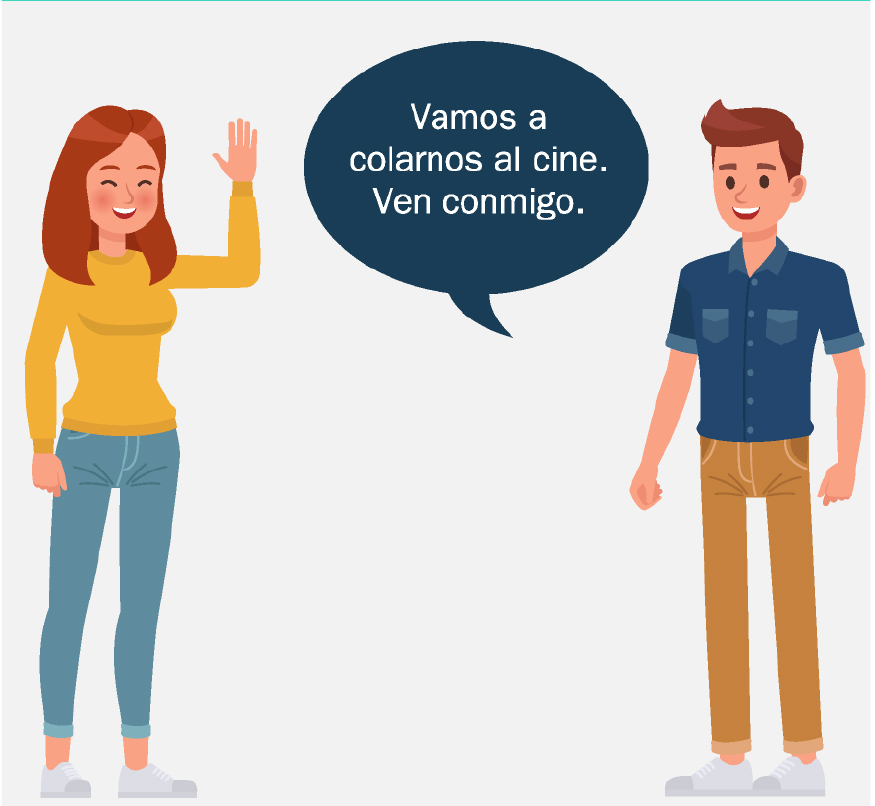 Una mujer sonriente está de pie frente a un hombre y saludando.